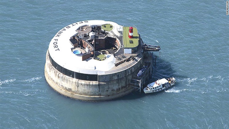 “Pháo đài” Spitbank (Portsmouth, Anh) - Khách sạn nằm ngay giữa biển với kiến trúc bê tông hình tròn khác biệt, được chuyển từ một kho súng thành một hòn đảo sang trọng có bể bơi trên mái, phòng tắm hơi và lò sưởi. Nơi này còn được cho là có một con ma “cư trú”.